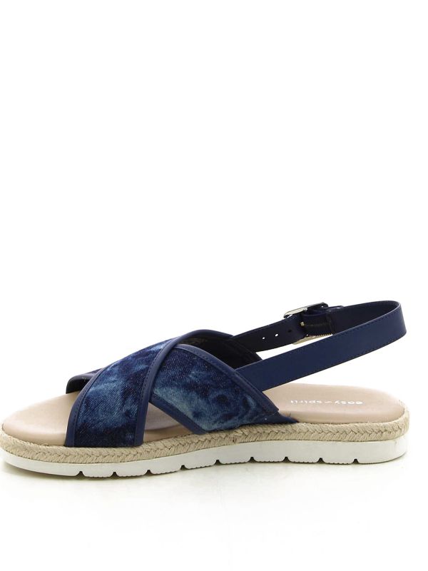 סנדלים עם רצועות מוצלבות