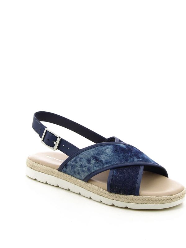 סנדלים עם רצועות מוצלבות