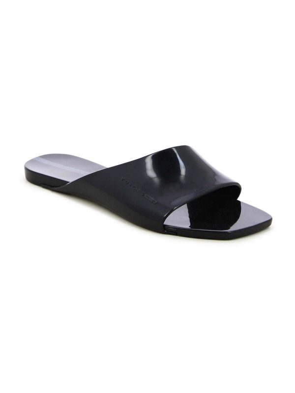 כפכפים שטוחים עם רצועה עבה ומבריקה