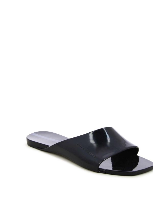 כפכפים שטוחים עם רצועה עבה ומבריקה