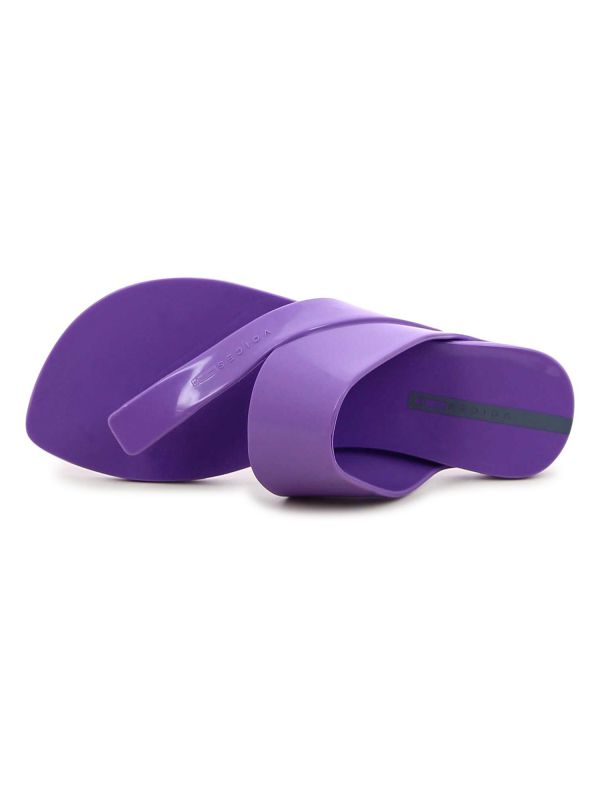 כפכפי אצבע שטוחים מעוצבים