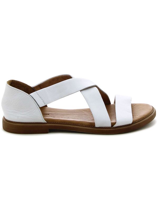 סנדלים עם רצועות מוצלבות