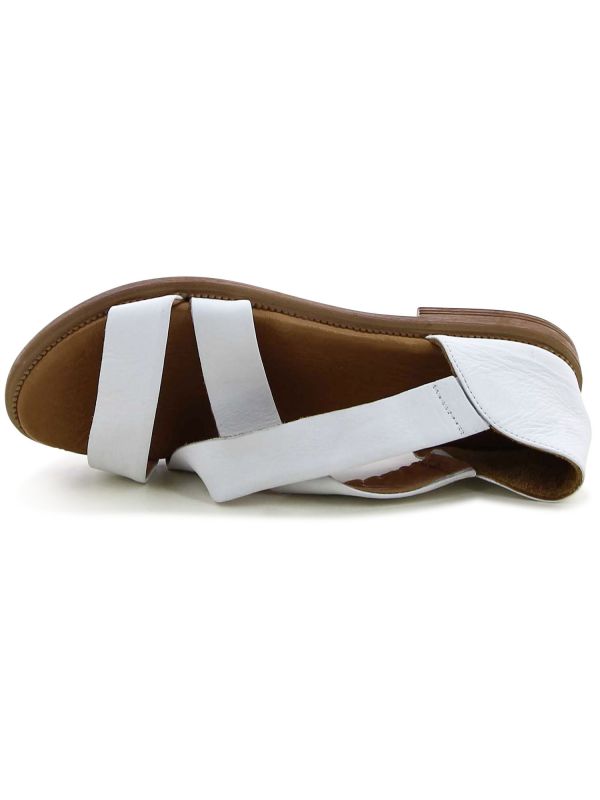 סנדלים עם רצועות מוצלבות