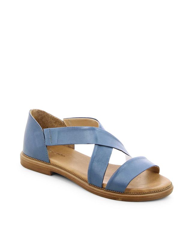 סנדלים עם רצועות מוצלבות