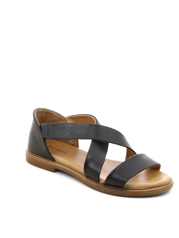 סנדלים עם רצועות מוצלבות