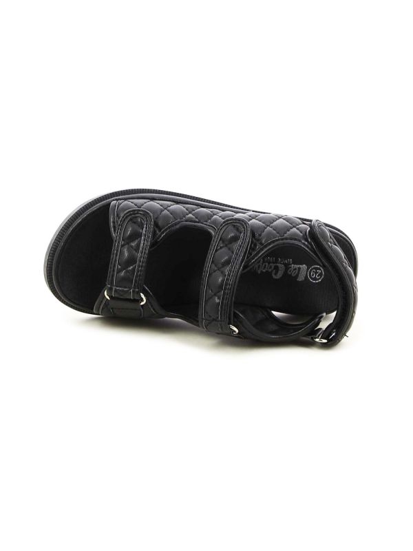 סנדלים אופנתיים עם סקוצ’ים