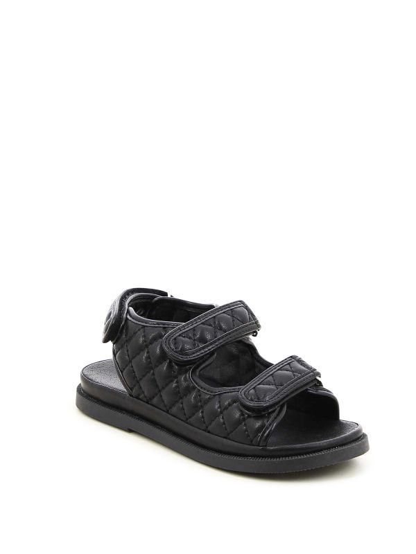 סנדלים אופנתיים עם סקוצ’ים