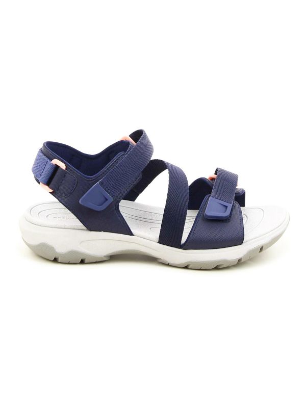 סנדלים שטוחים מעוצבים