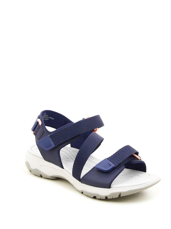 סנדלים שטוחים מעוצבים