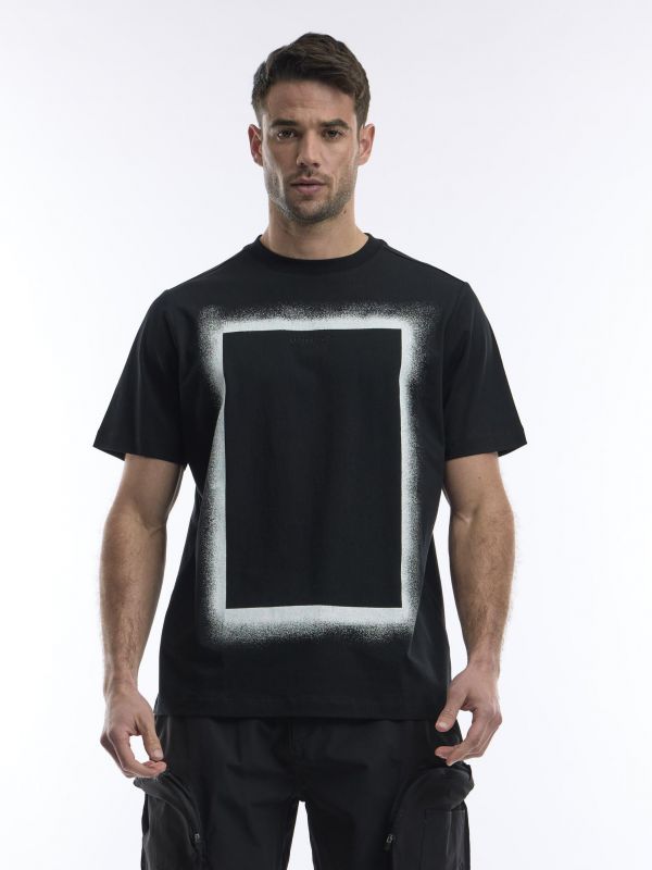 חולצת טי עם הדפס מרובע