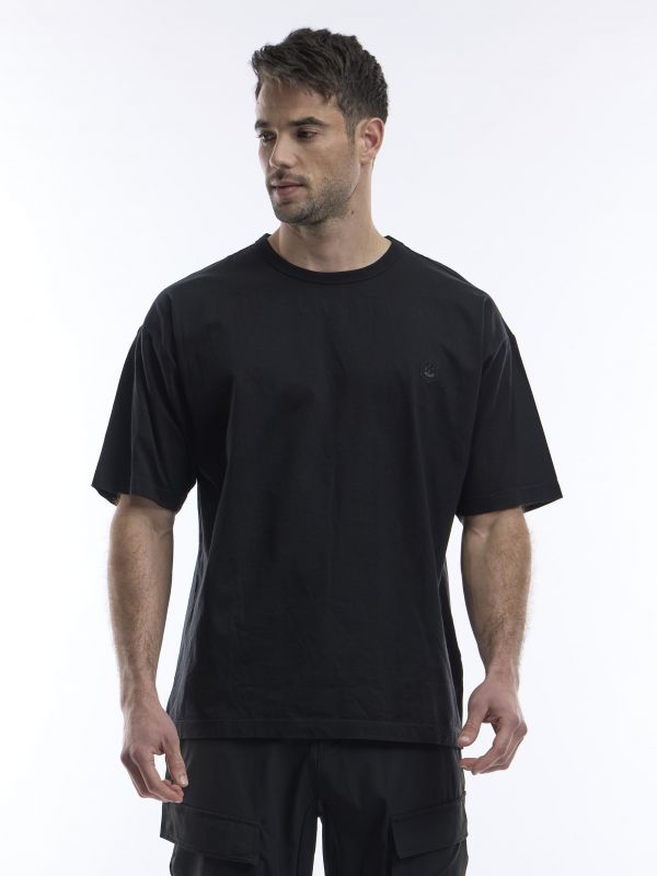 חולצת טי עם הדפס לוגו