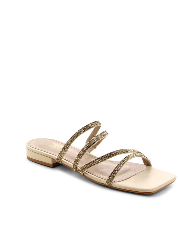 כפכפים עם רצועות נוצצות