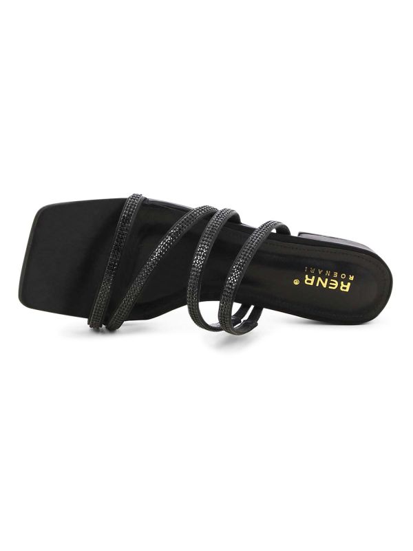 כפכפים עם רצועות נוצצות