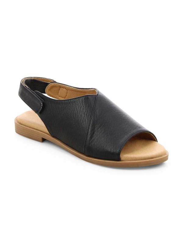 סנדלים שטוחים במראה מעטפה