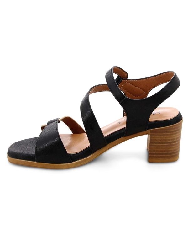 סנדלי עקב אלגנטיים עם רצועות