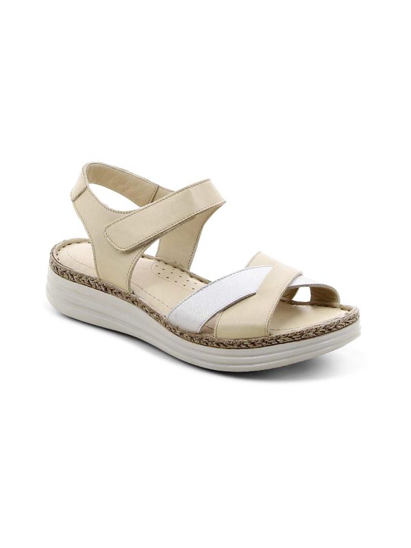 סנדלים יומיומיים בסגירת סקוץ’