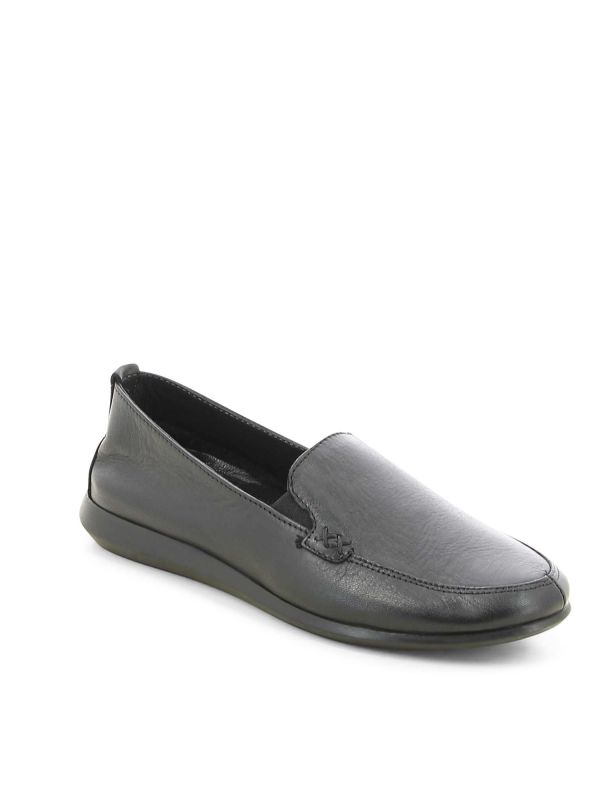 נעלי סירה מחודדות