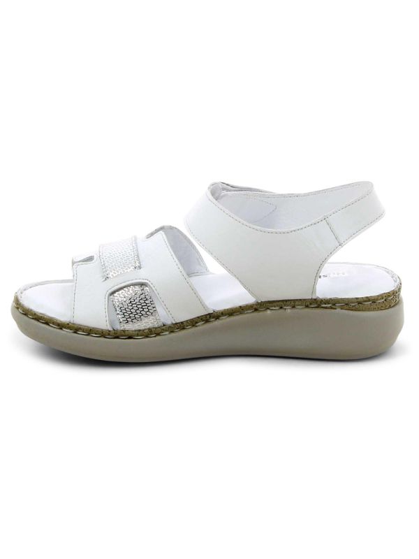 סנדלים מעוצבים עם רצועה נוצצת