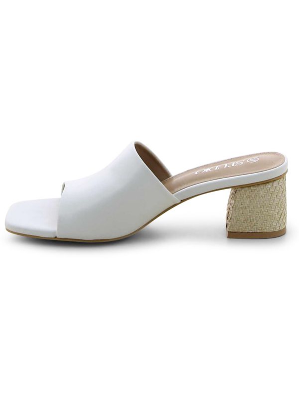 כפכפים עם עקב נמוך ורצועה עבה לנשים