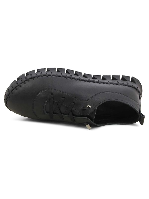 סניקרס לנשים עם סולייה מחוררת