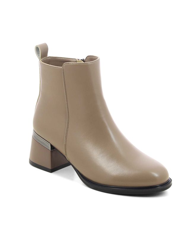 מגפונים קלאסים עם עקב מתוכשט לנשים