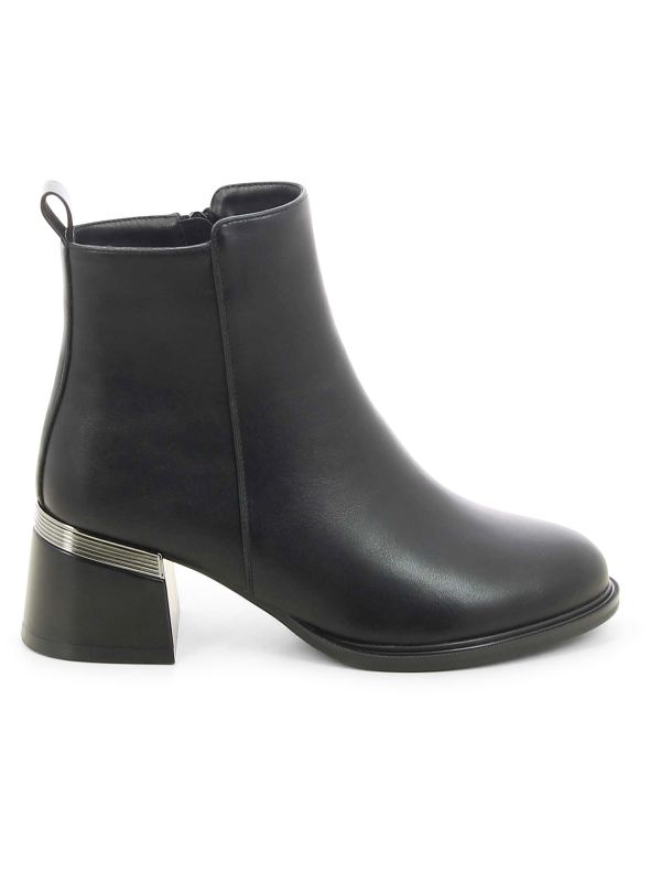 מגפונים קלאסים עם עקב מתוכשט לנשים