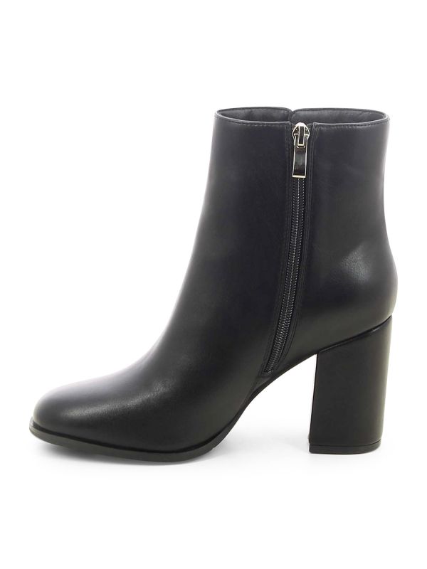 מגפוני עקב אלגנטיים לנשים