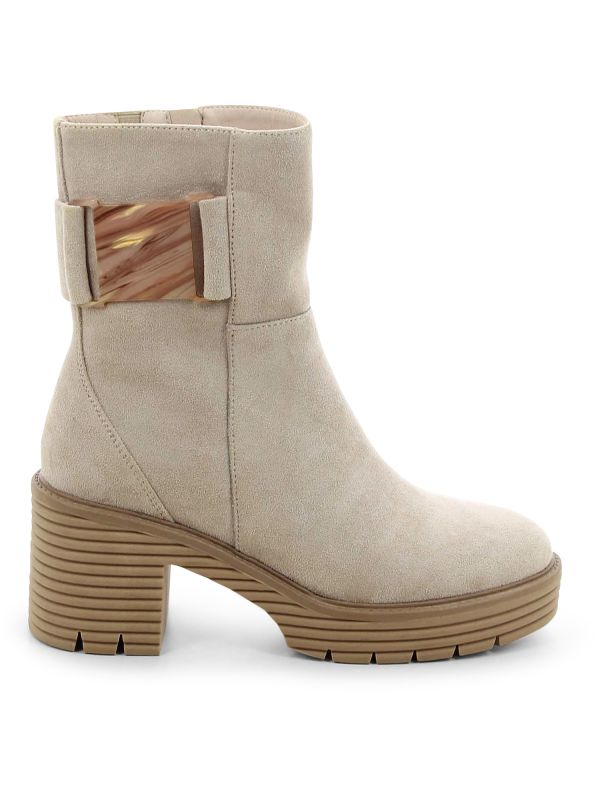 מגפוני נשים עם עקב גבוה