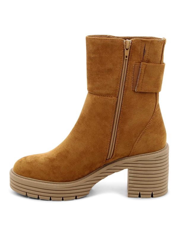 מגפוני נשים עם עקב גבוה