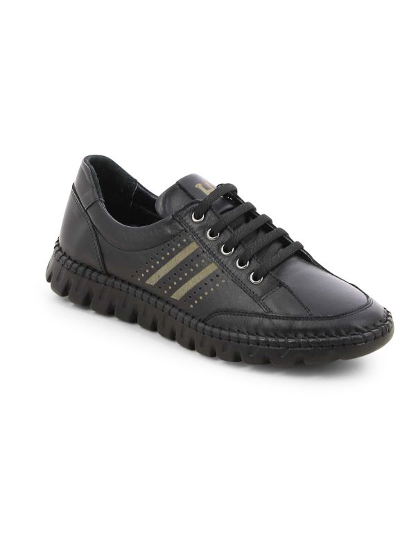 נעלי סניקרס בדוגמא מחוררת לנשים