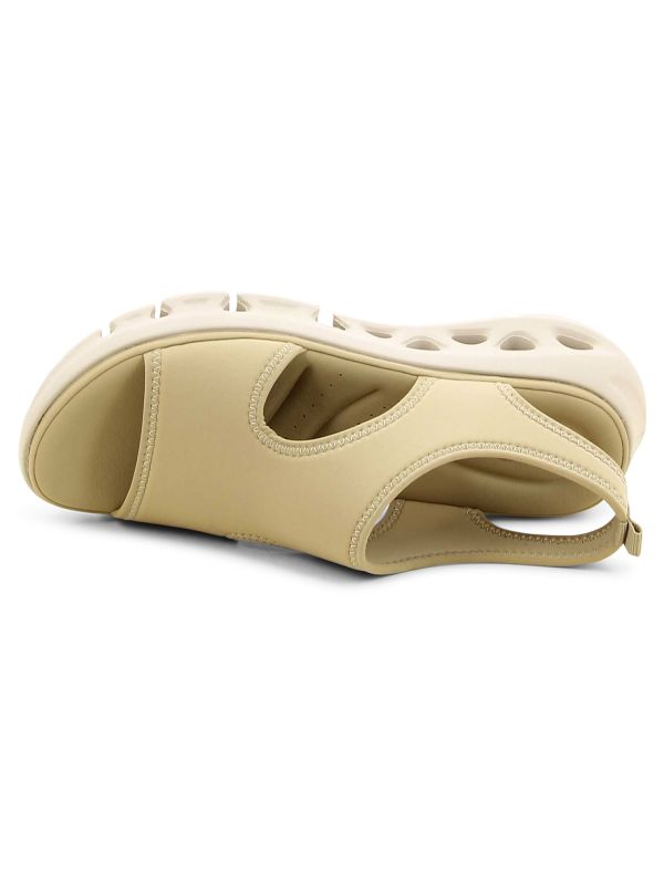 סנדלים אלסטיים עם סוליה מחוררת לנשים