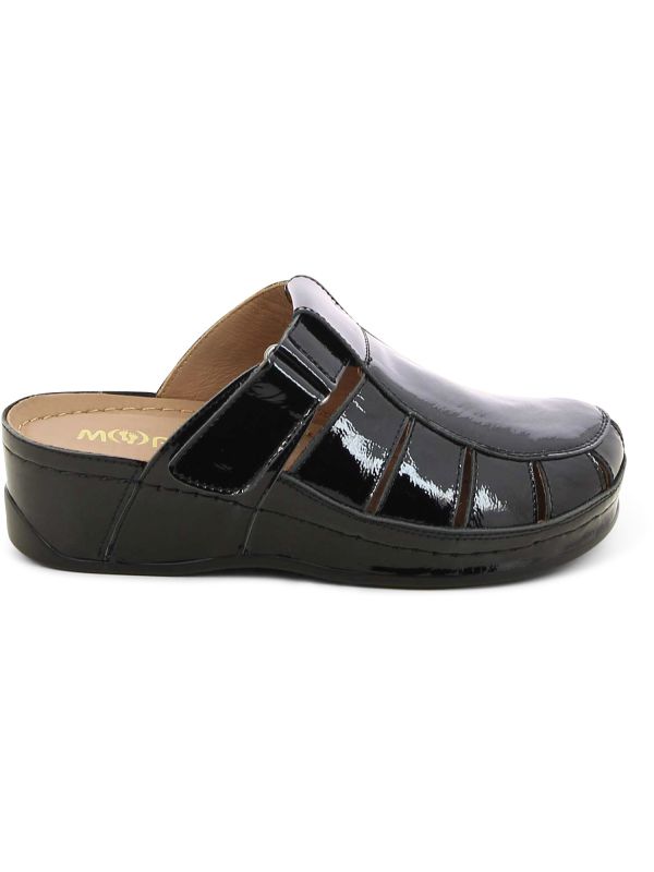 כפכפי נוחות סגורים בדוגמת נחש לנשים