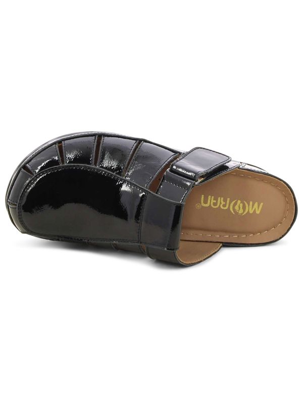 כפכפי נוחות סגורים בדוגמת נחש לנשים