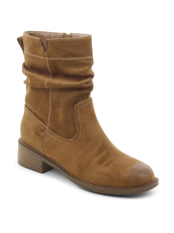 מגפוני נשים מכווצים במראה זמש