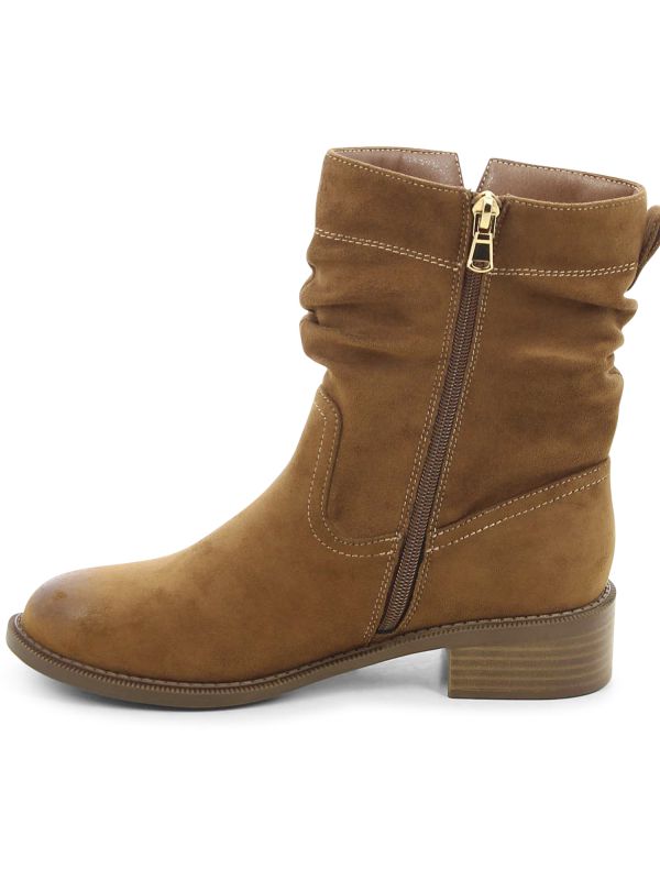 מגפוני נשים מכווצים במראה זמש