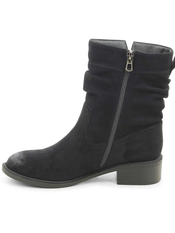 מגפוני נשים מכווצים במראה זמש