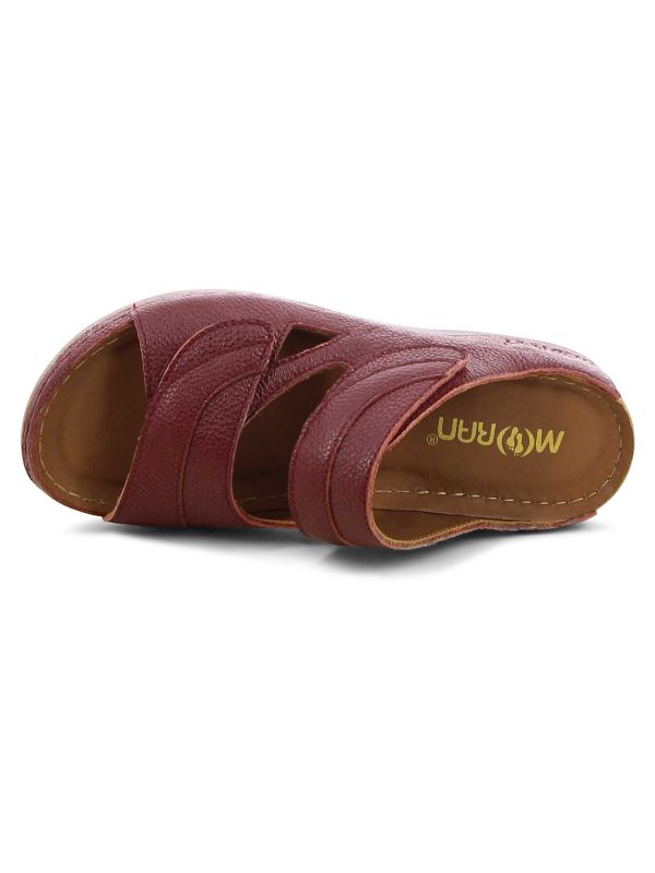 כפכפי נוחות לנשים בגזרה מצולבת עם טקסטורת עור