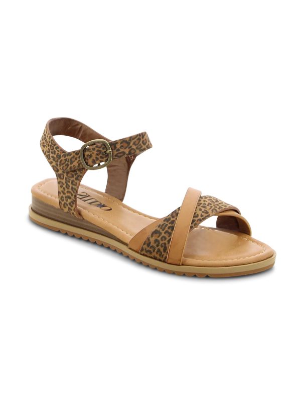 סנדלי נשים עם רצועות קלועות