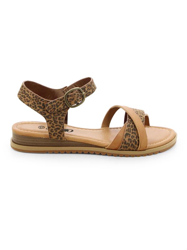 סנדלי נשים עם רצועות קלועות