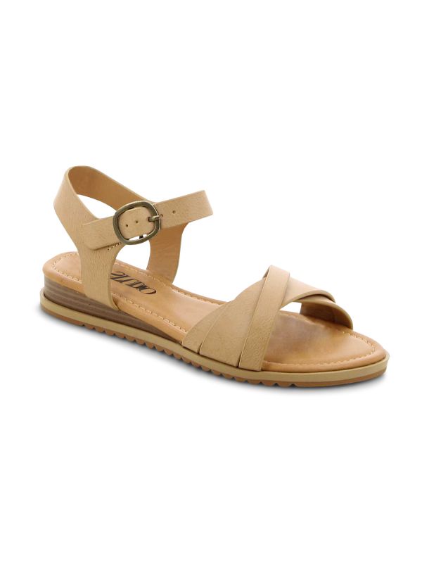 סנדלי נשים עם רצועות קלועות