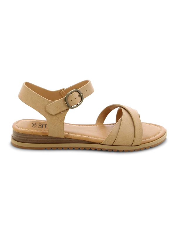 סנדלי נשים עם רצועות קלועות