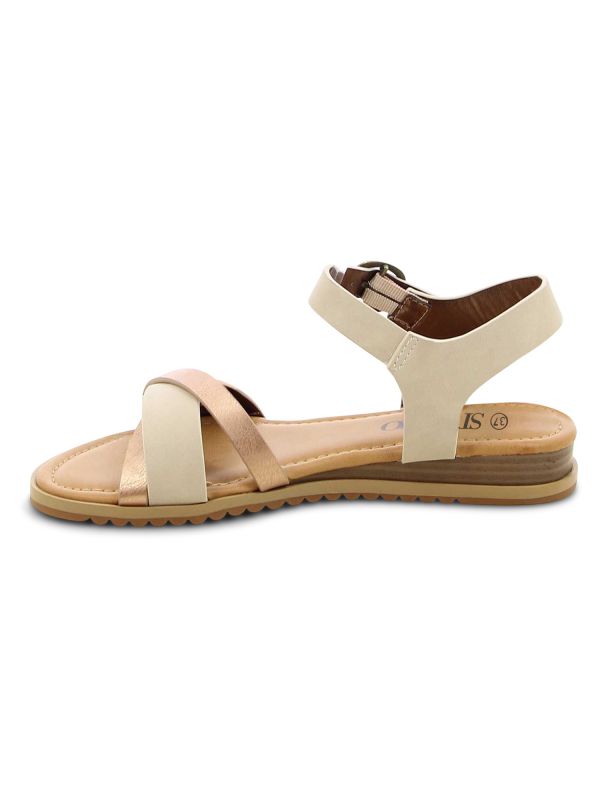 סנדלי נשים עם רצועות קלועות