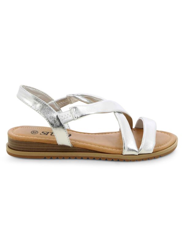 סנדלים שטוחים עם רצועות אלכסוניות