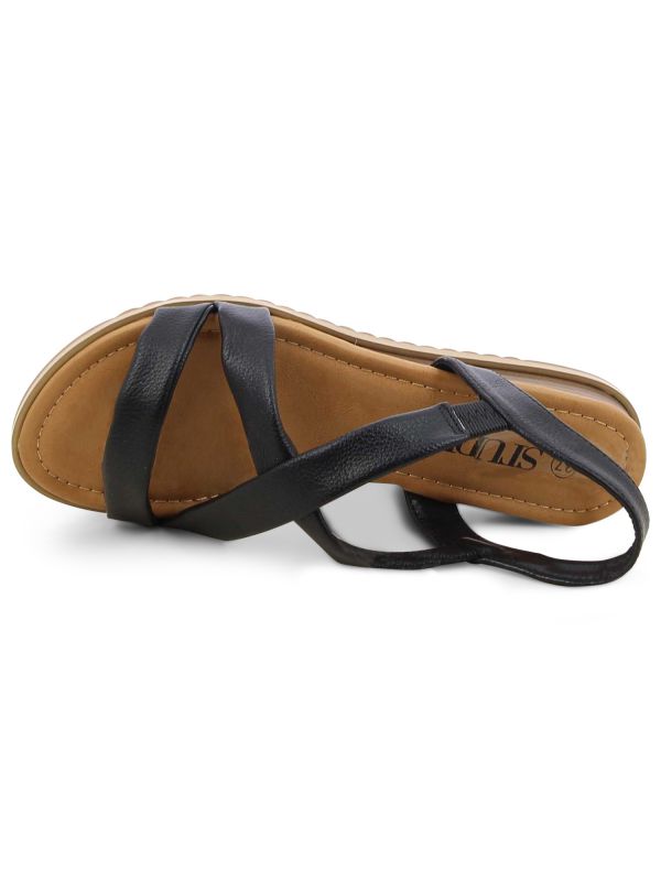 סנדלים שטוחים עם רצועות אלכסוניות