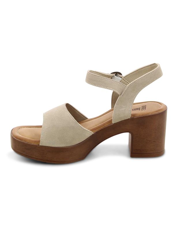 סנדלי עקב במראה עץ