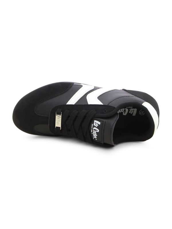 סניקרס עם פסים