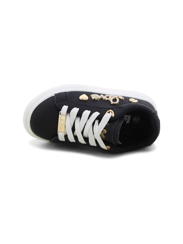 נעלי סניקרס עם עיטורי לב