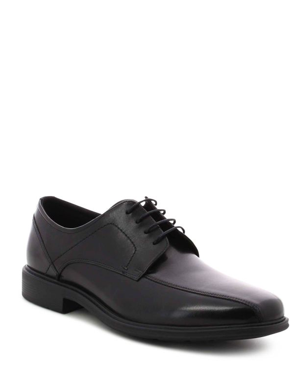 נעלים שחורות מחוייטות