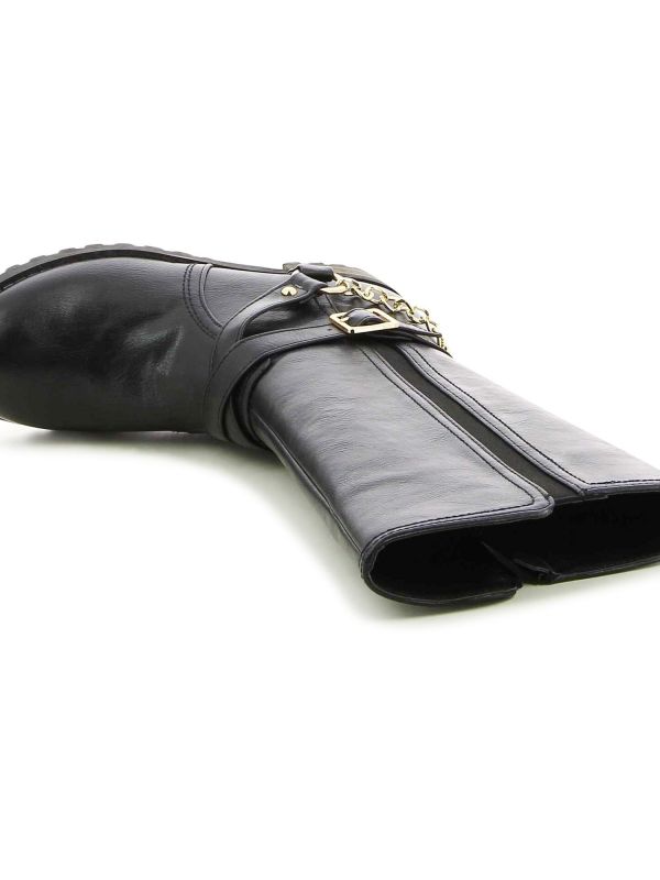 מגפיים עם שרשרת לקישוט