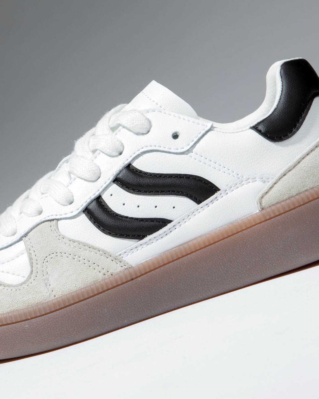 הסניקרס שהולכות לשדרג כל לוק ✨👟
שיק, נוחות וסטייל יומיומי – בדיוק כמו שאת אוהבת